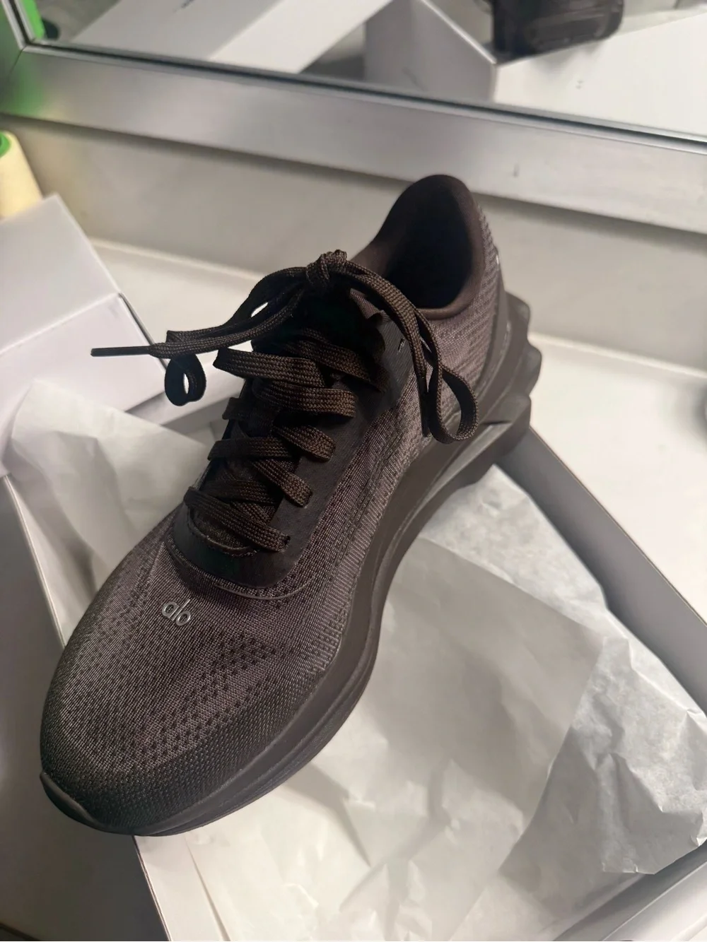 Alo runners espresso BRAND NEW IN BOX